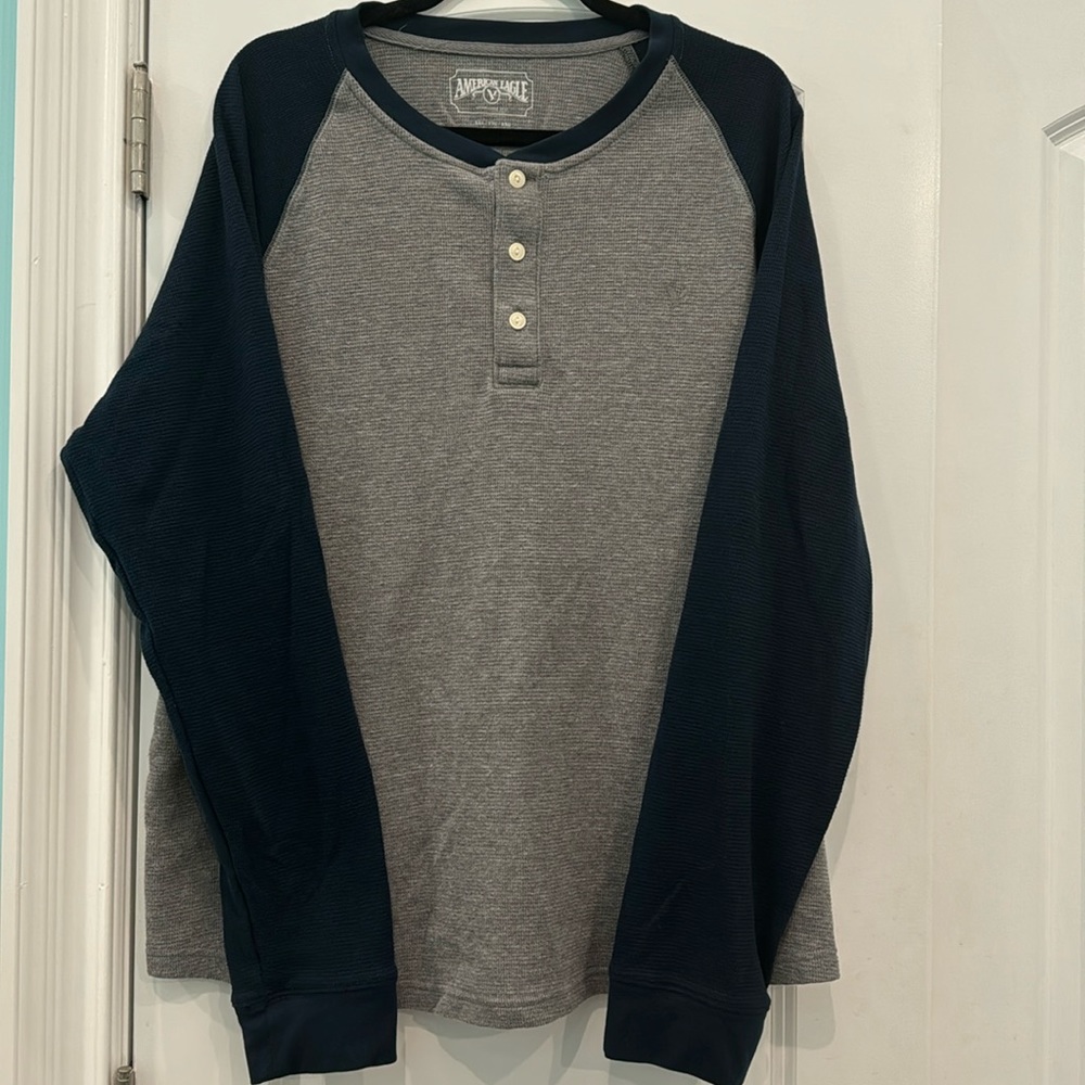 American Eagle gray and navy thermal pullover with 3 buttons. Size XXL